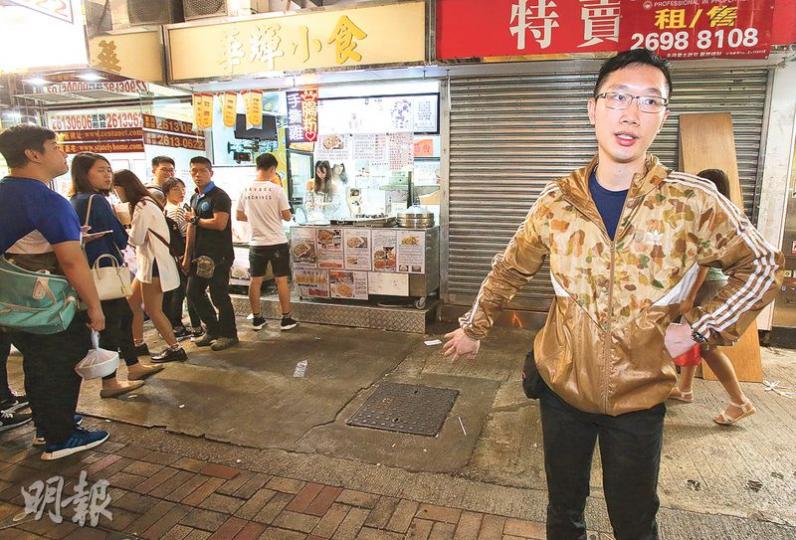 小食店負責人溫先生(右)指執法人員可以用較溫和手法,無必要向其母使用武力拘捕。涉事的小食店事後如常營業,大批顧客排隊等候。(伍浦鋒攝) 小食店負責人溫先生(右)指執法人員可以用較溫和手法,無必要向其母使用武力拘捕。涉事的小食店事後如常營業,大批顧客排隊等候。(伍浦鋒攝)
