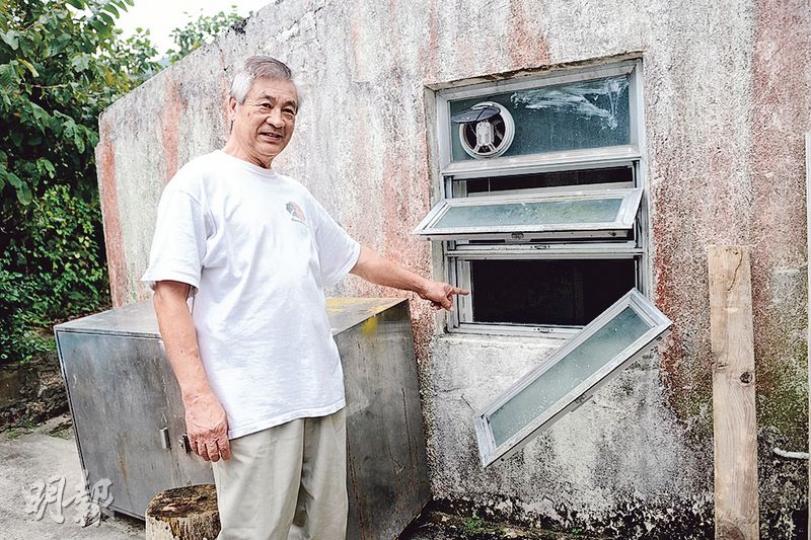 將軍澳心朗村兩層樓高村屋戶主楊伯手指被撬開的洗手間窗戶,表示全家前晚11時許在房內休息,至昨凌晨零時許,女兒聽到異響,起初以為是野豬,現時回想,或可能是賊匪犯案時發出聲響。(賴俊傑攝) 將軍澳心朗村兩層樓高村屋戶主楊伯手指被撬開的洗手間窗戶,表示全家前晚11時許在房內休息,至昨凌晨零時許,女兒聽到異響,起初以為是野豬,現時回想,或可能是賊匪犯案時發出聲響。(賴俊傑攝)