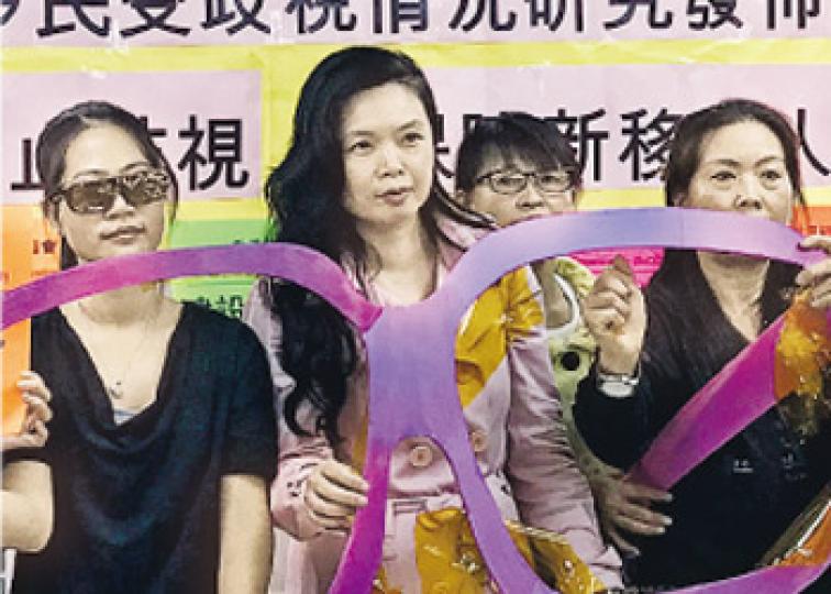 社協幹事施麗珊(左二)促請政府盡快修訂反歧視法例以涵蓋新移民,保障他們的權益。(勞敏儀攝) 社協幹事施麗珊(左二)促請政府盡快修訂反歧視法例以涵蓋新移民,保障他們的權益。(勞敏儀攝)