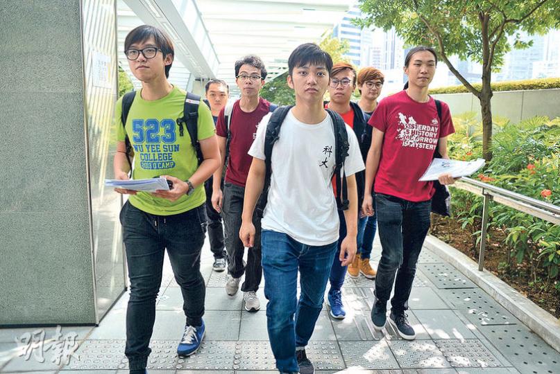 大專學界的7人名單「學界同盟2017」昨晨報名加入高等教育界戰團,是歷來首張大專生名單參選。科大校董會學生成員劉昕雋(前排中)表示,以往沒有學生進入過選委會,故難估計勝算,但對當選有信心。(鍾林枝攝) 大專學界的7人名單「學界同盟2017」昨晨報名加入高等教育界戰團,是歷來首張大專生名單參選。科大校董會學生成員劉昕雋(前排中)表示,以往沒有學生進入過選委會,故難估計勝算,但對當選有信心。(鍾林枝攝)