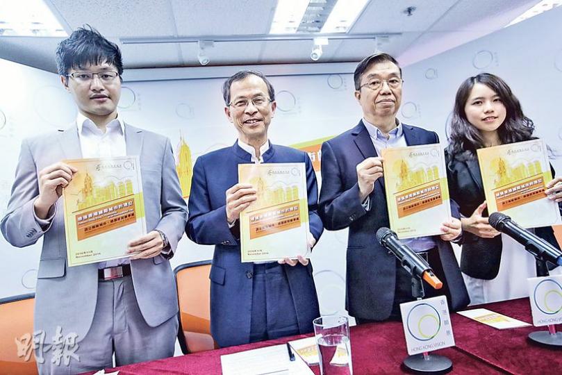 曾鈺成(左二)做召集人嘅「香港願景計劃」公布研究報告,建議本港設立姊妹城市同增加經貿辦。香港願景計劃執行及研究總監馮可強(右二)話希望報告可以拋磚引玉。(曾憲宗攝) 曾鈺成(左二)做召集人嘅「香港願景計劃」公布研究報告,建議本港設立姊妹城市同增加經貿辦。香港願景計劃執行及研究總監馮可強(右二)話希望報告可以拋磚引玉。(曾憲宗攝)