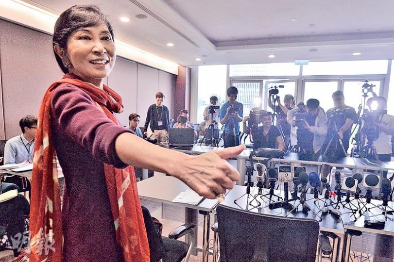 立法會議員毛孟靜(圖)昨召開記者會宣布退出公民黨。她透露,2010年發生「陳家洛搶位事件」,令她覺得「原來黨內運作係可以咁」,自此一直醞釀離去之意。(馮凱鍵攝) 立法會議員毛孟靜(圖)昨召開記者會宣布退出公民黨。她透露,2010年發生「陳家洛搶位事件」,令她覺得「原來黨內運作係可以咁」,自此一直醞釀離去之意。(馮凱鍵攝)