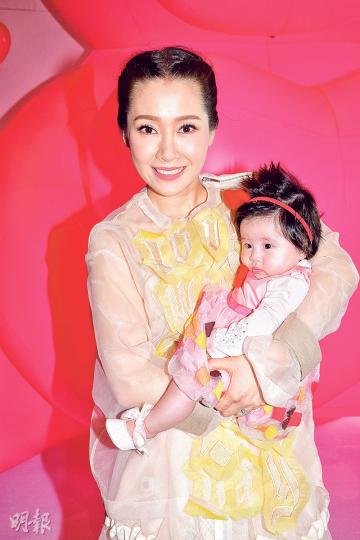 關心妍專心湊女,暫時未有復出打算。(攝影﹕梁迺楠)Jovia頭髮濃密、眼仔睩睩,萌爆。(攝影﹕梁迺楠)蔡一智全家到賀,與關心妍一家三口合照。(攝影﹕梁迺楠)百日宴場內擺設一隻粉紅色巨型吹氣熊仔,兩旁有不少心形汽球。(攝影﹕梁迺楠)蒙嘉慧抱過Jovia,大讚B女可愛。(攝影﹕梁迺楠) 關心妍專心湊女,暫時未有復出打算。(攝影﹕梁迺楠)Jovia頭髮濃密、眼仔睩睩,萌爆。(攝影﹕梁迺楠)蔡一智全家到賀,與關心妍一家三口合照。(攝影﹕梁迺楠)百日宴場內擺設一隻粉紅色巨型吹氣熊仔,兩旁有不少心形汽球。(攝影﹕梁迺楠)蒙嘉慧抱過Jovia,大讚B女可愛。(攝影﹕梁迺楠)