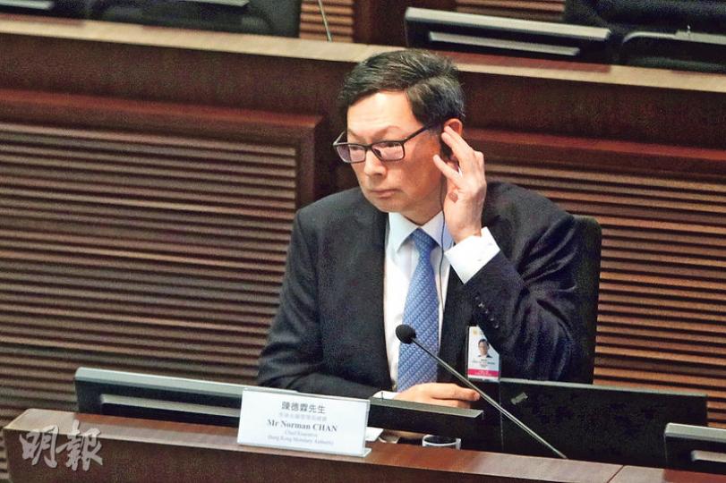 金管局總裁陳德霖表示,特朗普當選美國總統令環球債市出現波動,有投資界人士表示,若外匯基金不減持美債,未來幾季的投資收益有機會「見紅」。(曾憲宗攝) 金管局總裁陳德霖表示,特朗普當選美國總統令環球債市出現波動,有投資界人士表示,若外匯基金不減持美債,未來幾季的投資收益有機會「見紅」。(曾憲宗攝)