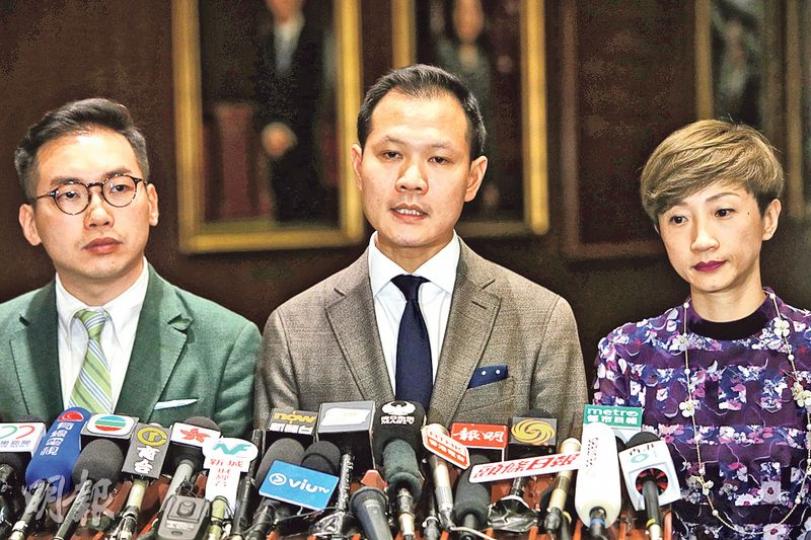 公民黨法律界議員郭榮鏗(中)認為,是次判決未有說明法庭何時有權干預立法會內部事務,為三權分立原則留下灰色地帶;署理黨魁楊岳橋(左)表示尊重法院裁決。右為該黨議員陳淑莊。(曾憲宗攝) 民建聯立法會議員昨在梁、游案判決後集體見記者,黨主席李慧琼(前排右四)強調,議員即使有民意授權,亦要依法辦事。對於民建聯會否參與補選,她稱未有仔細討論。(曾憲宗攝) 公民黨法律界議員郭榮鏗(中)認為,是次判決未有說明法庭何時有權干預立法會內部事務,為三權分立原則留下灰色地帶;署理黨魁楊岳橋(左)表示尊重法院裁決。右為該黨議員陳淑莊。(曾憲宗攝) 民建聯立法會議員昨在梁、游案判決後集體見記者,黨主席李慧琼(前排右四)強調,議員即使有民意授權,亦要依法辦事。對於民建聯會否參與補選,她稱未有仔細討論。(曾憲宗攝)