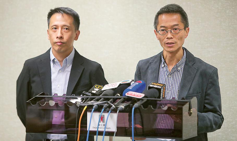 昨日確診感染寨卡病毒的56歲男子上周四從美國紐約返港,周六求診,惟事隔3日才有化驗結果,衛生防護中心總監黃加慶(右)解釋因周末令運送時間較長,圖左為食環署防治蟲鼠主任主管李明偉。(曾憲宗攝) 昨日確診感染寨卡病毒的56歲男子上周四從美國紐約返港,周六求診,惟事隔3日才有化驗結果,衛生防護中心總監黃加慶(右)解釋因周末令運送時間較長,圖左為食環署防治蟲鼠主任主管李明偉。(曾憲宗攝)