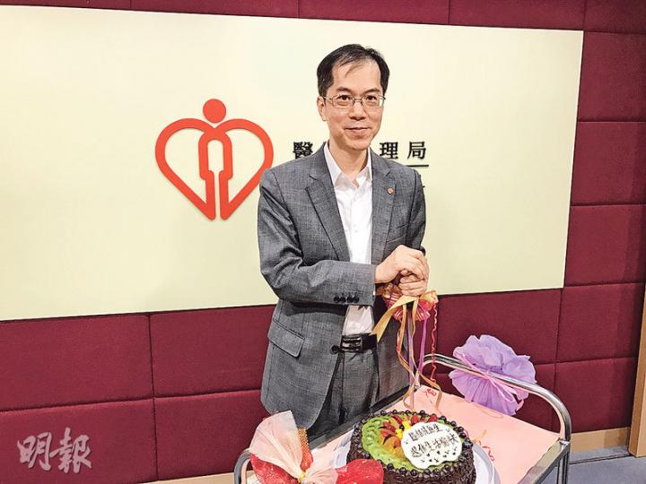 下月退休嘅區結成醫生獲同事送贈蛋糕,佢話未來半年會主力寫一本講述新詩同詩人嘅書,目標係下年書展面世。(梁杏怡攝) 下月退休嘅區結成醫生獲同事送贈蛋糕,佢話未來半年會主力寫一本講述新詩同詩人嘅書,目標係下年書展面世。(梁杏怡攝)