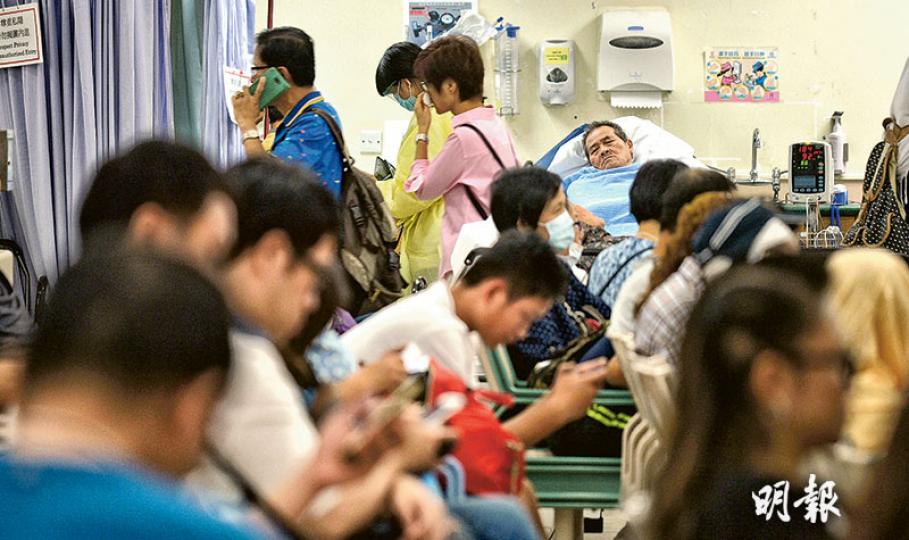 現收費100元的公立醫院急症室已14年來無加價,據悉醫管局已初步完成檢討收費報告,若要追回2003年的資助水平,收費大約需倍升至逾220元。圖為昨日的屯門醫院急症室。(蘇智鑫攝) 現收費100元的公立醫院急症室已14年來無加價,據悉醫管局已初步完成檢討收費報告,若要追回2003年的資助水平,收費大約需倍升至逾220元。圖為昨日的屯門醫院急症室。(蘇智鑫攝)