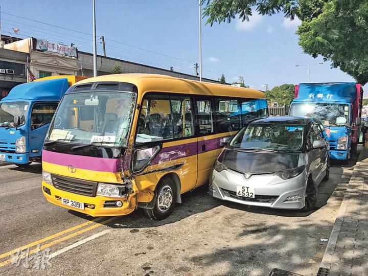 校巴突然失控剷向路邊兩輛「死車」,一名候車女子遭捲入車底,送院搶救後證實傷重不治。(林智傑攝) 校巴突然失控剷向路邊兩輛「死車」,一名候車女子遭捲入車底,送院搶救後證實傷重不治。(林智傑攝)
