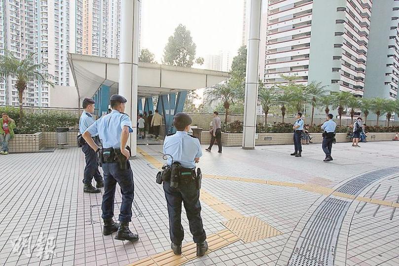 秀茂坪及牛頭角本月先後有兩名女童遭非禮,機動部隊警員在事發地點秀茂坪寶達邨一帶加強巡邏。(伍浦鋒攝) 街坊陳太(右)昨陪同女兒(中)放學,表示對區內先後發生非禮案感擔憂,盼警方盡快交代案發細節,讓社區警惕。(伍浦鋒攝) 秀茂坪及牛頭角本月先後有兩名女童遭非禮,機動部隊警員在事發地點秀茂坪寶達邨一帶加強巡邏。(伍浦鋒攝) 街坊陳太(右)昨陪同女兒(中)放學,表示對區內先後發生非禮案感擔憂,盼警方盡快交代案發細節,讓社區警惕。(伍浦鋒攝)