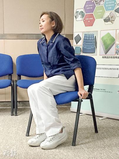 坐輪椅病人可每15分鐘移動臀部位置,瑪嘉烈醫院註冊護士周佩宜示範用雙手撐起身體,輕微向左及向右,以免個別部位長時間受壓而形成壓瘡。(邱雅錡攝) 坐輪椅病人可每15分鐘移動臀部位置,瑪嘉烈醫院註冊護士周佩宜示範用雙手撐起身體,輕微向左及向右,以免個別部位長時間受壓而形成壓瘡。(邱雅錡攝)