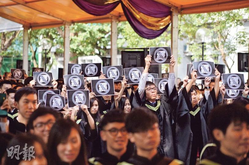 中大畢業禮昨在校長致辭前先播放國歌,其間約20名社會科學院畢業生舉起自製反釋法標語,抗議人大上周一釋法。有舉標語學生指出,雖然人大釋法已成定局,但不代表學生要被滅聲。(馮凱鍵攝)中文大學昨舉行畢業禮,有畢業生舉起反釋法標語,校長沈祖堯(圖)於活動後批評示威行動不適當。而沈於畢業禮致辭時以普通話開場,惹來台下部分畢業生不滿。(馮凱鍵攝) 中大畢業禮昨在校長致辭前先播放國歌,其間約20名社會科學院畢業生舉起自製反釋法標語,抗議人大上周一釋法。有舉標語學生指出,雖然人大釋法已成定局,但不代表學生要被滅聲。(馮凱鍵攝)中文大學昨舉行畢業禮,有畢業生舉起反釋法標語,校長沈祖堯(圖)於活動後批評示威行動不適當。而沈於畢業禮致辭時以普通話開場,惹來台下部分畢業生不滿。(馮凱鍵攝)