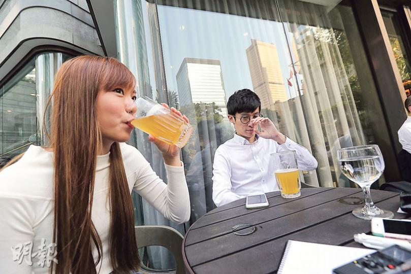 青年新政梁頌恆(右)和游蕙禎(左)昨到高院提出上訴後到附近咖啡店接受專訪。二人近日面對龐大壓力,訪問期間不忘點啤酒減壓。及後二人再到終審法院前繼續訪問,梁稱因出選區議會和立法會已花光「老婆本」,但仍會上訴到底。(李紹昌攝) 青年新政梁頌恆(右)和游蕙禎(左)昨到高院提出上訴後到附近咖啡店接受專訪。二人近日面對龐大壓力,訪問期間不忘點啤酒減壓。及後二人再到終審法院前繼續訪問,梁稱因出選區議會和立法會已花光「老婆本」,但仍會上訴到底。(李紹昌攝)
