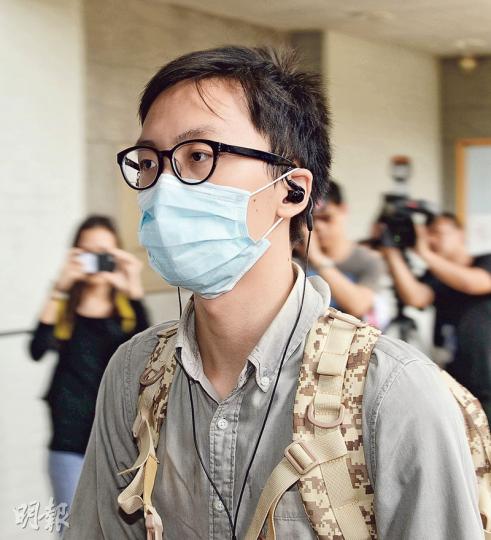 次被告陳宇基昨被裁定襲警罪成,還押候懲。裁判官表示考慮到他犯案時不足21歲,會考慮更新中心、勞教中心和教導所報告後才判刑。(鍾林枝攝) 次被告陳宇基昨被裁定襲警罪成,還押候懲。裁判官表示考慮到他犯案時不足21歲,會考慮更新中心、勞教中心和教導所報告後才判刑。(鍾林枝攝)