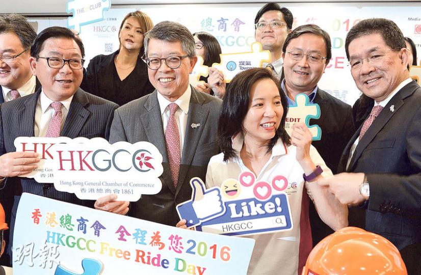 市民本月29日可全日免費乘搭電車及天星小輪,主辦單位香港總商會主席吳天海(前左二)、總裁袁莎妮(前左三)及立法會議員林健峰(前左一)昨日出席啟動儀式。(劉焌陶攝) 市民本月29日可全日免費乘搭電車及天星小輪,主辦單位香港總商會主席吳天海(前左二)、總裁袁莎妮(前左三)及立法會議員林健峰(前左一)昨日出席啟動儀式。(劉焌陶攝)