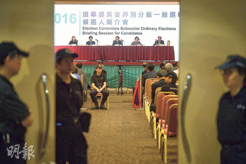 選管會昨晚舉行選委會選舉候選人簡介會,未知是否吸收上次立法會選舉簡介會有人衝擊現場的經驗,昨晚會場有近百保安員戒備,平均每5步便有一名保安員,台前及進出門口有保安員站崗,出席者要接受安檢才能進場。(蘇智鑫攝) 選管會昨晚舉行選委會選舉候選人簡介會,未知是否吸收上次立法會選舉簡介會有人衝擊現場的經驗,昨晚會場有近百保安員戒備,平均每5步便有一名保安員,台前及進出門口有保安員站崗,出席者要接受安檢才能進場。(蘇智鑫攝)