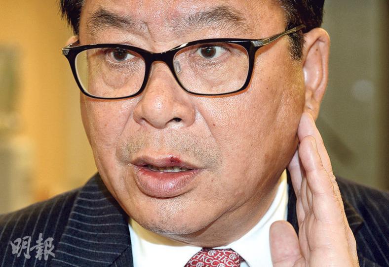 本周立法會3個議員動議悉數通過,不過辯論取消強積金對冲動議時,經民聯林健鋒缺席無投票,佢解釋因為最近整親個嘴,投票當日要睇醫生。(劉焌陶攝) 本周立法會3個議員動議悉數通過,不過辯論取消強積金對冲動議時,經民聯林健鋒缺席無投票,佢解釋因為最近整親個嘴,投票當日要睇醫生。(劉焌陶攝)