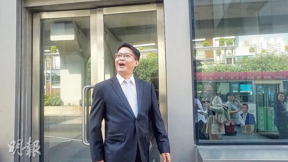 駐守馬鞍山警區的軍裝警員鄧正言(圖),昨獲判無罪後在庭外表示,案發當日只是買了新氣槍欲到山邊試槍,並沒有射猴子。他稱自己和家人因案件承受了很大壓力,強調「犯法嘢我唔做,不過嗰日做咗件……咁嘅事囉」。(鄧力行攝) 駐守馬鞍山警區的軍裝警員鄧正言(圖),昨獲判無罪後在庭外表示,案發當日只是買了新氣槍欲到山邊試槍,並沒有射猴子。他稱自己和家人因案件承受了很大壓力,強調「犯法嘢我唔做,不過嗰日做咗件……咁嘅事囉」。(鄧力行攝)