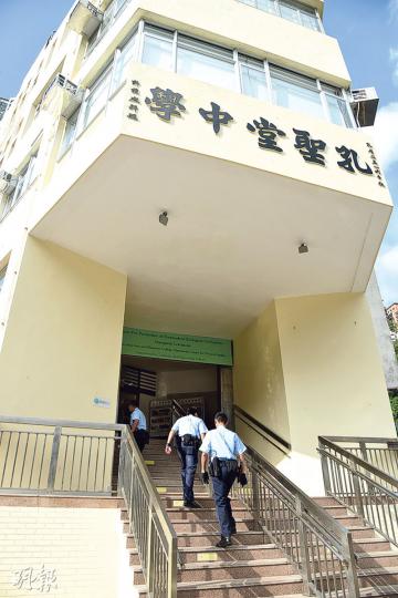 跑馬地正裝修的孔聖堂中學昨揭發爆竊案,損失約5200元現金,是4個月來第3宗,警員到學校調查。(蔡方山攝) 跑馬地正裝修的孔聖堂中學昨揭發爆竊案,損失約5200元現金,是4個月來第3宗,警員到學校調查。(蔡方山攝)