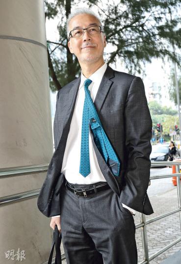 資深傳媒人黃偉民去年授課期間非禮女學員,昨被判120小時社會服務令。他在庭外被問及心情如何時稱「一直如常生活」。(李紹昌攝) 資深傳媒人黃偉民去年授課期間非禮女學員,昨被判120小時社會服務令。他在庭外被問及心情如何時稱「一直如常生活」。(李紹昌攝)