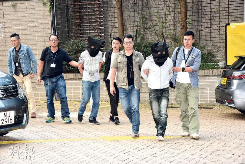警方搗破涉嫌與4宗案件有關的爬棚爆竊集團。警方行動中分別在東涌及深水埗合共拘捕兩男一女,起回部分贓物;圖為探員將兩名男犯黑布蒙頭鎖上手銬押返警署。(鍾炳然攝) 警方搗破涉嫌與4宗案件有關的爬棚爆竊集團。警方行動中分別在東涌及深水埗合共拘捕兩男一女,起回部分贓物;圖為探員將兩名男犯黑布蒙頭鎖上手銬押返警署。(鍾炳然攝)