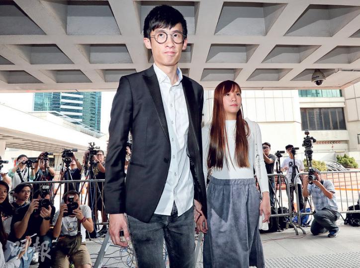 青年新政梁頌恆(左)及游蕙禎(右)昨就宣誓案提出上訴,上訴庭下周四開庭審理。游表示上訴是因為不想本案成為案例,令日後立法會議員的宣誓都要經司法機關或政府審閱。(李紹昌攝) 青年新政梁頌恆(左)及游蕙禎(右)昨就宣誓案提出上訴,上訴庭下周四開庭審理。游表示上訴是因為不想本案成為案例,令日後立法會議員的宣誓都要經司法機關或政府審閱。(李紹昌攝)