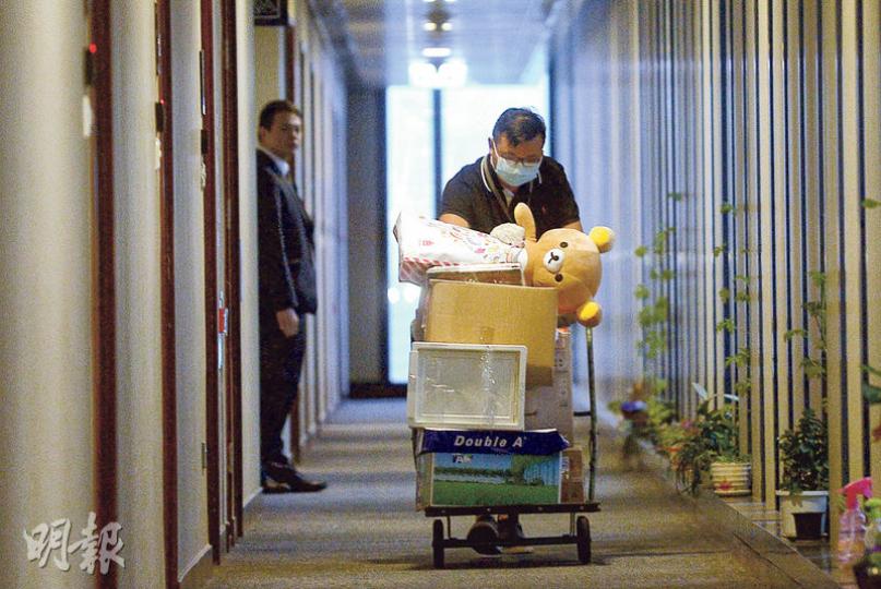 青政梁頌恆及游蕙禎的議員助理,昨午5時許將最後一批雜物搬離立法會辦公室,懷疑屬於游蕙禎的「鬆弛熊」毛公仔,連同部分文件夾及數箱紙盒「壓軸」離場。(鍾林枝攝) 青政梁頌恆及游蕙禎的議員助理,昨午5時許將最後一批雜物搬離立法會辦公室,懷疑屬於游蕙禎的「鬆弛熊」毛公仔,連同部分文件夾及數箱紙盒「壓軸」離場。(鍾林枝攝)
