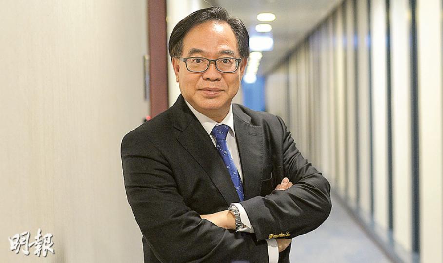 對於有市民擬司法覆核,要求法庭裁定擁有居英權的經民聯盧偉國宣誓不忠誠。盧偉國昨回應說,只視英國護照為旅遊證件,理念及感情上均愛護及支持國家,不擔心被挑戰。(鍾林枝攝) 對於有市民擬司法覆核,要求法庭裁定擁有居英權的經民聯盧偉國宣誓不忠誠。盧偉國昨回應說,只視英國護照為旅遊證件,理念及感情上均愛護及支持國家,不擔心被挑戰。(鍾林枝攝)