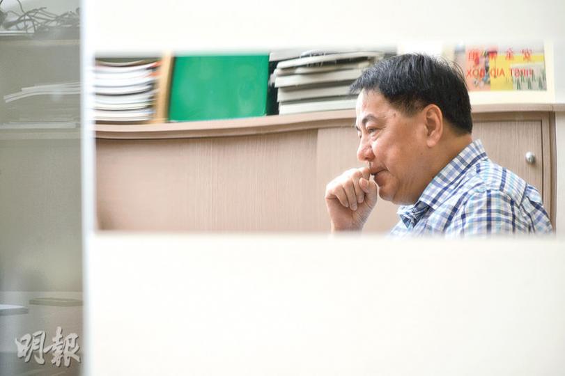 梁籌庭落選後,稱來年將專心在工會培訓新人,亦會開設公務員訓練班。其工會一直未有就政治活動表達立場,他寄語有意投身公務員的新人要保持中立,「不理你黃絲定藍絲,都要放在心中,否則另一陣營的人就會故意刁難你」,工作亦會舉步維艱。(黃志東攝) 梁籌庭落選後,稱來年將專心在工會培訓新人,亦會開設公務員訓練班。其工會一直未有就政治活動表達立場,他寄語有意投身公務員的新人要保持中立,「不理你黃絲定藍絲,都要放在心中,否則另一陣營的人就會故意刁難你」,工作亦會舉步維艱。(黃志東攝)