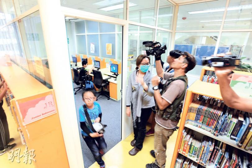 涉案男嬰被棄置在圖中放有電腦的兒童多媒體資料室內。(衛永康攝)男嬰由女警用毛氈包裹,抱着送院檢驗。(鍾炳然攝)警方檢走載着男嬰的藤籃(圖)、衣物及放在籃內的奶樽等證物。(衛永康攝) 涉案男嬰被棄置在圖中放有電腦的兒童多媒體資料室內。(衛永康攝)男嬰由女警用毛氈包裹,抱着送院檢驗。(鍾炳然攝)警方檢走載着男嬰的藤籃(圖)、衣物及放在籃內的奶樽等證物。(衛永康攝)