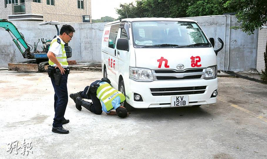 車頭輕微凹陷的客貨車,右前輪輾過男童頭部奪命,警方事後俯身查看該車輪蒐證。(樊銳昌攝)涉事客貨車原沿青山公路(圖中水平車路)往元朗(即圖中左至右)行駛,至路口時右轉入東永安路(圖中垂直車路)時撞倒正過馬路的一家三口,輾斃6歲男童。事後警方封鎖現場調查。(樊銳昌攝) 車頭輕微凹陷的客貨車,右前輪輾過男童頭部奪命,警方事後俯身查看該車輪蒐證。(樊銳昌攝)涉事客貨車原沿青山公路(圖中水平車路)往元朗(即圖中左至右)行駛,至路口時右轉入東永安路(圖中垂直車路)時撞倒正過馬路的一家三口,輾斃6歲男童。事後警方封鎖現場調查。(樊銳昌攝)