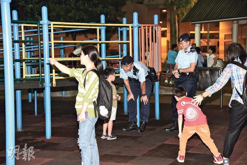荃灣公園遊樂場前日發生4歲女童遭非禮案件,警方昨傍晚再到遊樂場一帶巡查及派發告示,提醒家長及小童防範戀童色魔;據悉,警方已憑附近閉路電視影片鎖定懷疑涉案男子展開通緝。(鍾炳然攝) 荃灣公園遊樂場前日發生4歲女童遭非禮案件,警方昨傍晚再到遊樂場一帶巡查及派發告示,提醒家長及小童防範戀童色魔;據悉,警方已憑附近閉路電視影片鎖定懷疑涉案男子展開通緝。(鍾炳然攝)