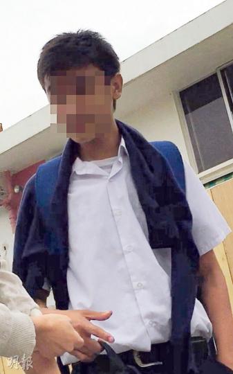 記者接觸到一名曾被調往中一的南亞裔新移民插班生,他說,學校以檢查紀律為由,着他到中一就讀兩三星期,與他同被調往中一的還有另外兩名南亞裔插班生。記者比對學校的點名紙,發現至少兩名南亞裔插班生一度被安排在中一上課。(明報記者攝)多名就讀伯特利中學中三學生證實,有數名同學約在9月底從中一調往其他班級,其中一人與自己同班,其餘兩人分別調至中二及中四班級,引述校方稱此安排是要檢查他們的紀律,屬本學年新安排。(明報記者攝) 記者接觸到一名曾被調往中一的南亞裔新移民插班生,他說,學校以檢查紀律為由,着他到中一就讀兩三星期,與他同被調往中一的還有另外兩名南亞裔插班生。記者比對學校的點名紙,發現至少兩名南亞裔插班生一度被安排在中一上課。(明報記者攝)多名就讀伯特利中學中三學生證實,有數名同學約在9月底從中一調往其他班級,其中一人與自己同班,其餘兩人分別調至中二及中四班級,引述校方稱此安排是要檢查他們的紀律,屬本學年新安排。(明報記者攝)