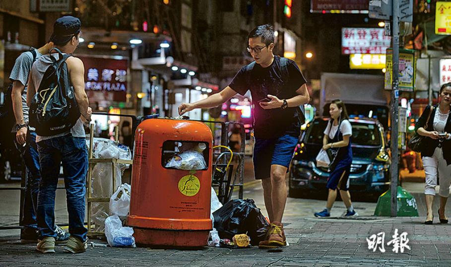 食環署更換細口垃圾桶被指成效不彰,公開大學研究則發現,不論大細口垃圾桶,與收集垃圾量關係不大;研究團隊並觀察到,垃圾桶位置鄰近小食店,較大可能出現即棄餐具或膠樽等。圖為旺角登打士街一個大口垃圾桶,入夜後兩旁堆放着不同類型垃圾,但垃圾桶並沒爆滿。(蘇智鑫攝)公開大學研究團隊早前在旺角登打士街一段80米的行人路,統計垃圾桶收集垃圾量,又模擬其他場景,包括增加垃圾桶或將大口桶更換為細口桶等,以比較各情景收集垃圾量的分別。圖為研究團隊成員日前模擬蒐集數據情况。(李紹昌攝) 食環署更換細口垃圾桶被指成效不彰,公開大學研究則發現,不論大細口垃圾桶,與收集垃圾量關係不大;研究團隊並觀察到,垃圾桶位置鄰近小食店,較大可能出現即棄餐具或膠樽等。圖為旺角登打士街一個大口垃圾桶,入夜後兩旁堆放着不同類型垃圾,但垃圾桶並沒爆滿。(蘇智鑫攝)公開大學研究團隊早前在旺角登打士街一段80米的行人路,統計垃圾桶收集垃圾量,又模擬其他場景,包括增加垃圾桶或將大口桶更換為細口桶等,以比較各情景收集垃圾量的分別。圖為研究團隊成員日前模擬蒐集數據情况。(李紹昌攝)