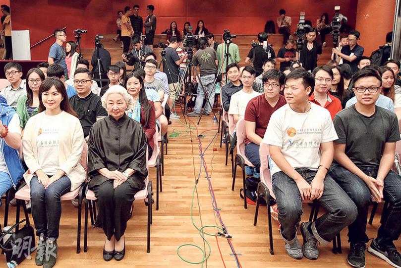 梁愛詩(前排左二)噚日喺「青賢智匯」主辦嘅釋法論壇做主講嘉賓,現場有逾40名青年出席,包括就劉小麗宣誓提出司法覆核嘅學生莫嘉傑(右一)。(曾憲宗攝) 梁愛詩(前排左二)噚日喺「青賢智匯」主辦嘅釋法論壇做主講嘉賓,現場有逾40名青年出席,包括就劉小麗宣誓提出司法覆核嘅學生莫嘉傑(右一)。(曾憲宗攝)