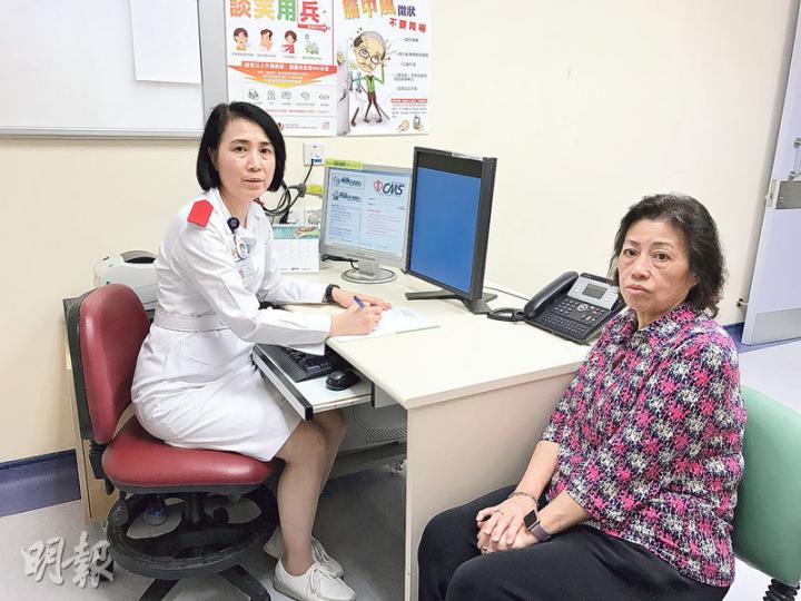 65歲的黃女士(右)4月底因中風入住東區醫院,當時她不能說話,呼吸十分困難,5月出院後獲轉介至中風科護士診所,完成5個月治療後語言能力恢復約五成,更減磅10多公斤,體能亦有改善。圖左為跟進黃女士病情的港島東聯網中風科顧問護師莫月娥。(梁杏怡攝) 65歲的黃女士(右)4月底因中風入住東區醫院,當時她不能說話,呼吸十分困難,5月出院後獲轉介至中風科護士診所,完成5個月治療後語言能力恢復約五成,更減磅10多公斤,體能亦有改善。圖左為跟進黃女士病情的港島東聯網中風科顧問護師莫月娥。(梁杏怡攝)
