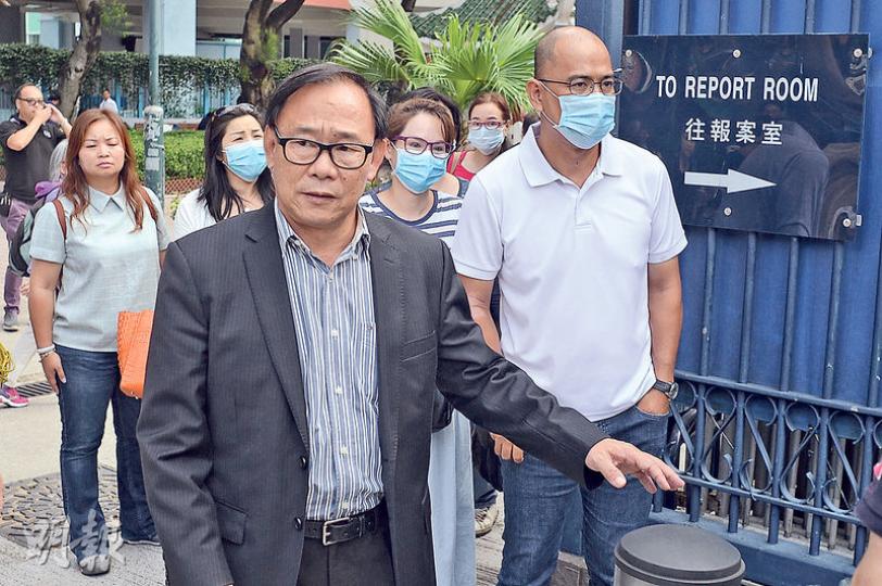 立法會議員梁志祥(前)昨陪同9名疑因層壓式推銷而受騙的市民到元朗警署報案,警方暫列案件為「以欺騙手段獲得財產」,暫無人被捕。(鍾林枝攝) 立法會議員梁志祥(前)昨陪同9名疑因層壓式推銷而受騙的市民到元朗警署報案,警方暫列案件為「以欺騙手段獲得財產」,暫無人被捕。(鍾林枝攝)
