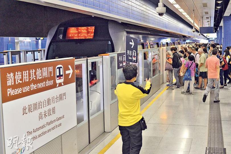馬鐵為預備明年陸續轉用8卡列車,昨日起開放馬鞍山沿線9個車站延伸月台,港鐵在大圍站安排職員手持指示牌及增設車站廣播,通知乘客到新位置候車。(馮凱鍵攝) 馬鐵為預備明年陸續轉用8卡列車,昨日起開放馬鞍山沿線9個車站延伸月台,港鐵在大圍站安排職員手持指示牌及增設車站廣播,通知乘客到新位置候車。(馮凱鍵攝)