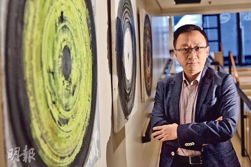 香港資訊科技商會榮譽會長方保僑認為,下屆政府最急切是改變施政思維,不應單以「銀彈」政策推動創科發展,培養人才和教育等應多花工夫。(馮凱鍵攝)智慧城市聯盟召集人楊全盛認為,下屆政府最急切的問題是推動智慧城市發展,因這牽涉本港的競爭力問題,他亦舉例巴塞隆拿是以副市長級別、即相當於本港司級官員,推動發展智慧城市。(蘇智鑫攝) 香港資訊科技商會榮譽會長方保僑認為,下屆政府最急切是改變施政思維,不應單以「銀彈」政策推動創科發展,培養人才和教育等應多花工夫。(馮凱鍵攝)智慧城市聯盟召集人楊全盛認為,下屆政府最急切的問題是推動智慧城市發展,因這牽涉本港的競爭力問題,他亦舉例巴塞隆拿是以副市長級別、即相當於本港司級官員,推動發展智慧城市。(蘇智鑫攝)