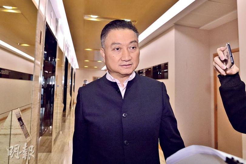 對於青少年軍得悉獲批空置校舍同日,即已準備約60頁計劃書去信華永會申請捐款,該會主席陳振彬回覆記者稱:「當然啦,我們希望爭取時間,可以早點為青少年做多一點服務。」對於該校舍是否早已「內定」予青少年軍,他稱:「嘩,你不可以這樣說!」(馮凱鍵攝) 對於青少年軍得悉獲批空置校舍同日,即已準備約60頁計劃書去信華永會申請捐款,該會主席陳振彬回覆記者稱:「當然啦,我們希望爭取時間,可以早點為青少年做多一點服務。」對於該校舍是否早已「內定」予青少年軍,他稱:「嘩,你不可以這樣說!」(馮凱鍵攝)