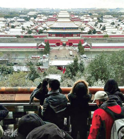 北京大批市民昨晨觀賞故宮雪景。(鄭海龍攝) 北京大批市民昨晨觀賞故宮雪景。(鄭海龍攝)