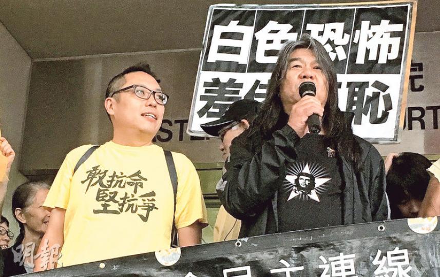 立法會議員梁國雄（右）及人民力量成員譚得志（左），去年5月在一個校際辯論比賽中向政務司長林鄭月娥示威，昨被裁定「故意妨礙正在合法使用文娛中心的人」罪成。梁國雄被判即時監禁7天，獲准保釋等候上訴；譚得志被判監禁7天，緩刑一年。（梁嘉怡攝）