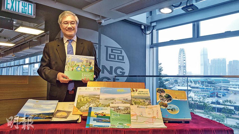 今日開始退休前休假的規劃署長凌嘉勤（圖）昨展示任內一些地區規劃發展的計劃書，分享過去30多年工作的感受，形容城市規劃工作「各方面不討好」，每項規劃都會有人受影響，但不會有人能夠預知因規劃而受惠。（黃俊鋒攝）