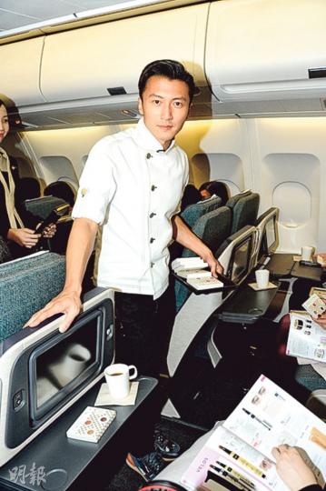 霆鋒在飛機上示範送餐及派曲奇。(攝影﹕鍾偉茵) 霆鋒在飛機上示範送餐及派曲奇。(攝影﹕鍾偉茵)