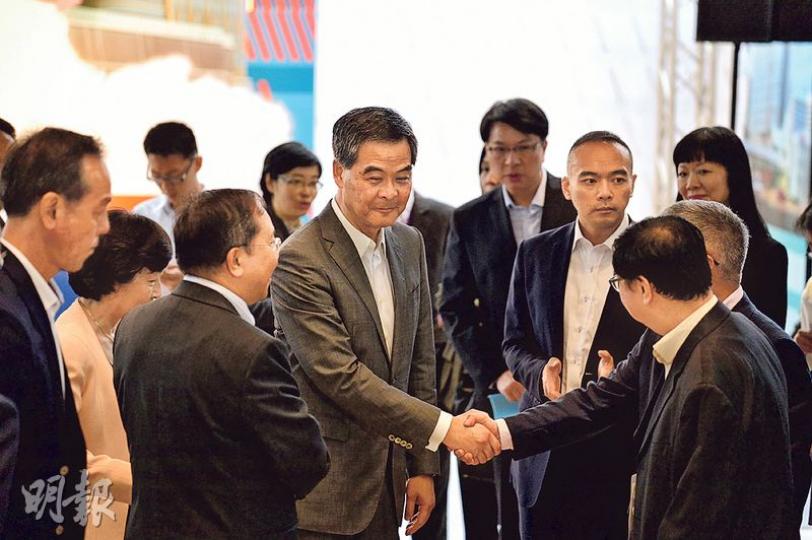 特首梁振英(前中)昨日由秘魯回港,旋即出席香港科學園擴建工程動土儀式。他回港前再次回應領導人的說話,指「有大政策舉措都會努力做好諮詢工作,社會層面上、立法會、區議會,各個委員會做好諮詢工作,凝聚大家共識。小至地區土地規劃工作,大到香港社會宏觀長遠發展」。(鄧宗弘攝) 特首梁振英(前中)昨日由秘魯回港,旋即出席香港科學園擴建工程動土儀式。他回港前再次回應領導人的說話,指「有大政策舉措都會努力做好諮詢工作,社會層面上、立法會、區議會,各個委員會做好諮詢工作,凝聚大家共識。小至地區土地規劃工作,大到香港社會宏觀長遠發展」。(鄧宗弘攝)