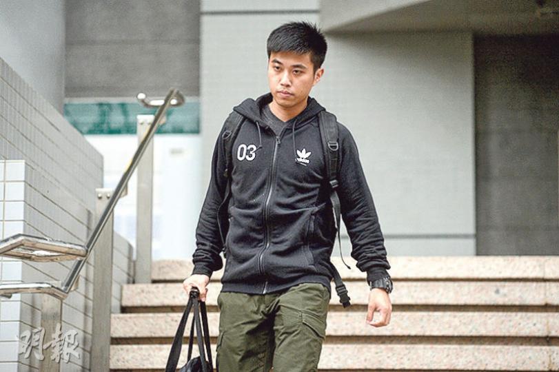 警員蕭志能昨供稱,案發當日遭被告以長竹戳其長盾兩下,辯方質疑他認錯人,蕭堅稱「我無睇錯」。(鍾林枝攝)涉參與旺角大衝突的婚禮攝影師卓羚釬否認一項襲警罪,案件昨在九龍城法院開審。被告及其親友昨離開法院時戴上帽及口罩,拔足狂奔擺脫記者。(鍾林枝攝) 警員蕭志能昨供稱,案發當日遭被告以長竹戳其長盾兩下,辯方質疑他認錯人,蕭堅稱「我無睇錯」。(鍾林枝攝)涉參與旺角大衝突的婚禮攝影師卓羚釬否認一項襲警罪,案件昨在九龍城法院開審。被告及其親友昨離開法院時戴上帽及口罩,拔足狂奔擺脫記者。(鍾林枝攝)