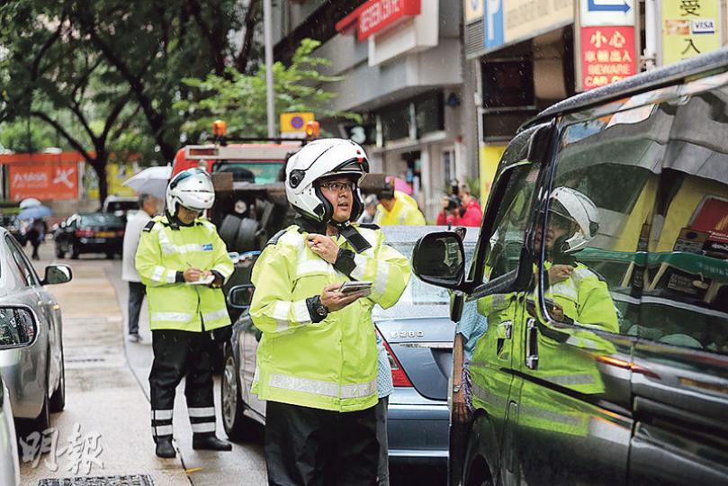警方今日起一連6日展開反違例泊車行動,會在不預先警告下檢控違例停泊司機;圖為警方昨晨特別到港島違泊黑點香港仔南寧街巡查,並向違例停泊車輛發出告票。(衛永康攝) 警方今日起一連6日展開反違例泊車行動,會在不預先警告下檢控違例停泊司機;圖為警方昨晨特別到港島違泊黑點香港仔南寧街巡查,並向違例停泊車輛發出告票。(衛永康攝)
