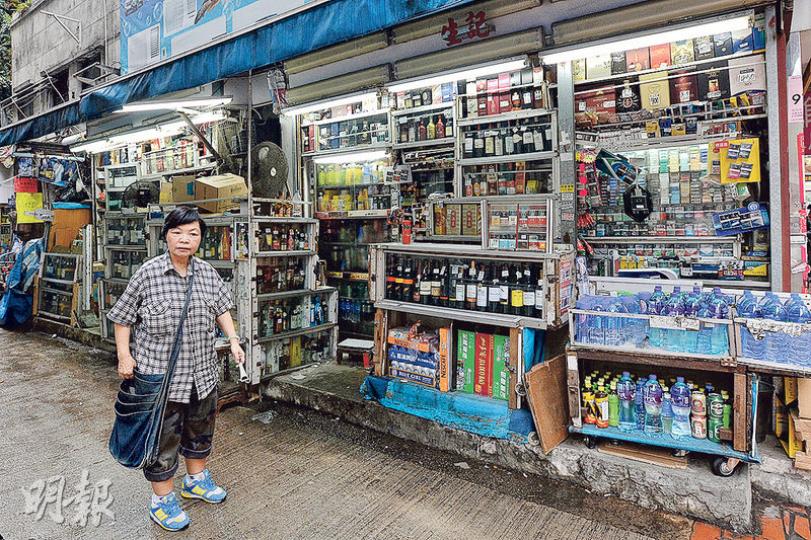 荃灣「生記士多」店主患癌,店主妻子方太(圖)為籌錢應付醫療費,決定將店內貨品減價促銷,又希望搵到人頂手續租舖位。(楊柏賢攝) 荃灣「生記士多」店主患癌,店主妻子方太(圖)為籌錢應付醫療費,決定將店內貨品減價促銷,又希望搵到人頂手續租舖位。(楊柏賢攝)