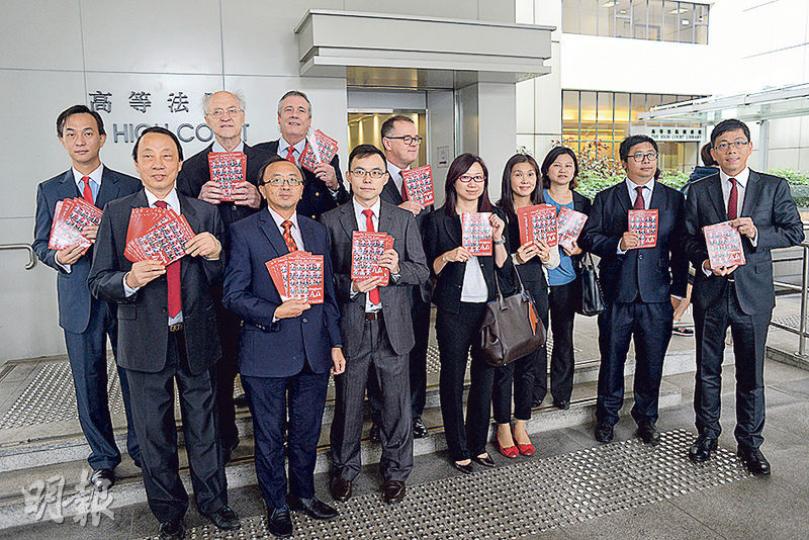 陳景生(前排左一)率領21人名單「ProDem21」,連同梁家傑牽頭嘅9人團隊「PanDem9」出戰法律界選委,希望兩組人可全取30席。佢哋噚日一齊喺高院派政綱,但兩隊人分開不同樓層,結果上上落落都會合唔到對方,最終宣傳咗半個鐘唔夠就散。(鍾林枝攝) 陳景生(前排左一)率領21人名單「ProDem21」,連同梁家傑牽頭嘅9人團隊「PanDem9」出戰法律界選委,希望兩組人可全取30席。佢哋噚日一齊喺高院派政綱,但兩隊人分開不同樓層,結果上上落落都會合唔到對方,最終宣傳咗半個鐘唔夠就散。(鍾林枝攝)