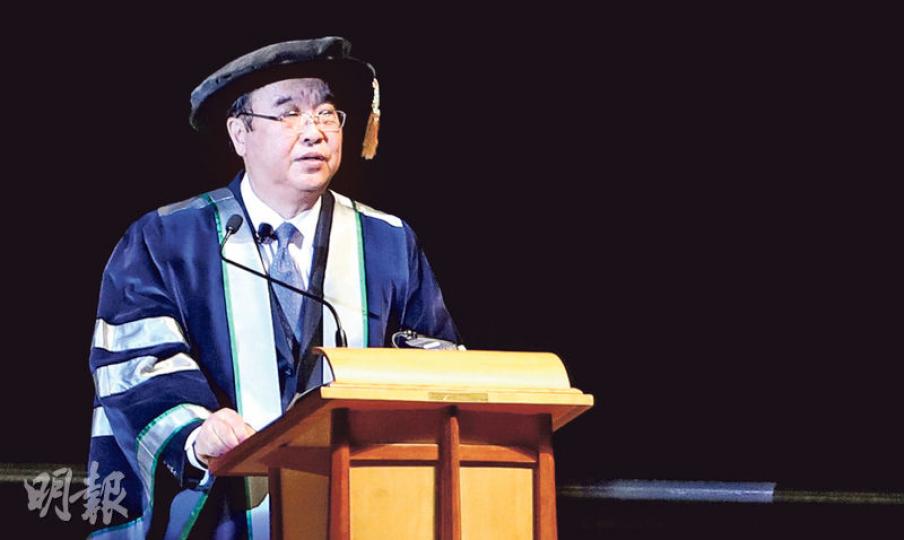 公開大學校長黃玉山昨在畢業禮上致辭時,大篇幅批評通識教育,指通識教育實施不當及出現變異,又引述其他教師說,道德價值、是非對錯已非學習通識的主要目標,令學生可任意踐踏「非暴力」等價值。(郭慶輝攝) 公開大學校長黃玉山昨在畢業禮上致辭時,大篇幅批評通識教育,指通識教育實施不當及出現變異,又引述其他教師說,道德價值、是非對錯已非學習通識的主要目標,令學生可任意踐踏「非暴力」等價值。(郭慶輝攝)